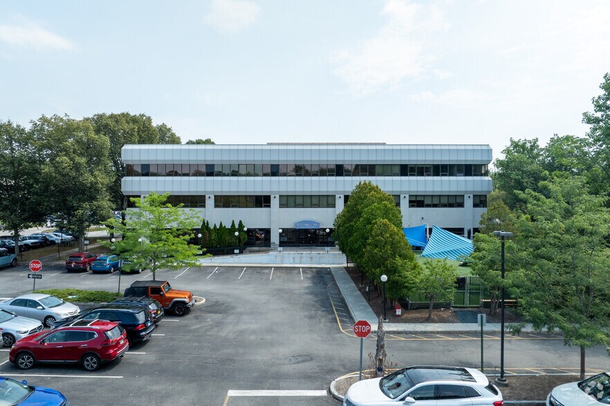 100 S Bedford Rd, Mount Kisco, NY à louer - Photo de l’immeuble – Image 3 sur 5