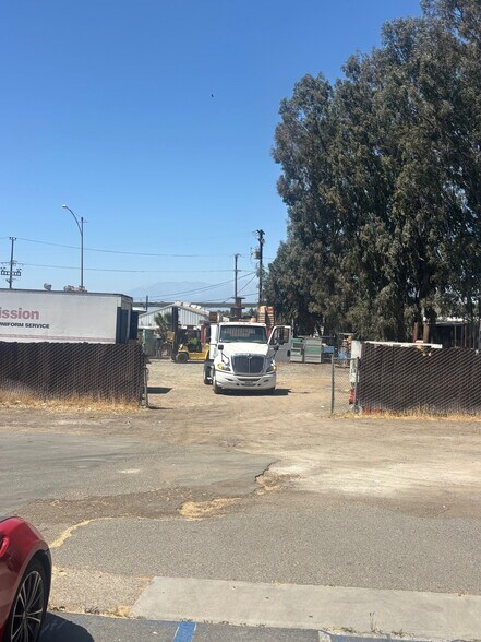 1125 E 5th St, Corona, CA à louer - Photo de l’immeuble – Image 2 sur 4