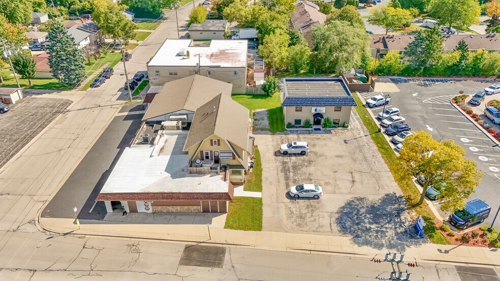 2713 S Chicago Ave, South Milwaukee, WI à vendre - Photo de l’immeuble – Image 2 sur 23