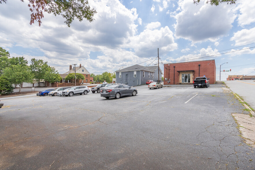 210 N McDuffie St, Anderson, SC à louer - Photo de l’immeuble – Image 2 sur 27