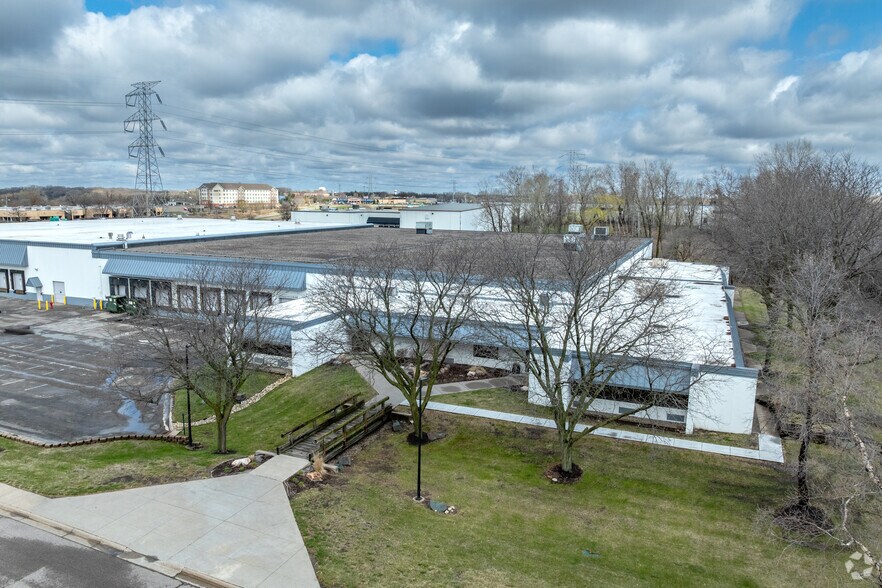 4440 W Round Lake Rd, Arden Hills, MN à louer - Photo principale – Image 1 sur 4