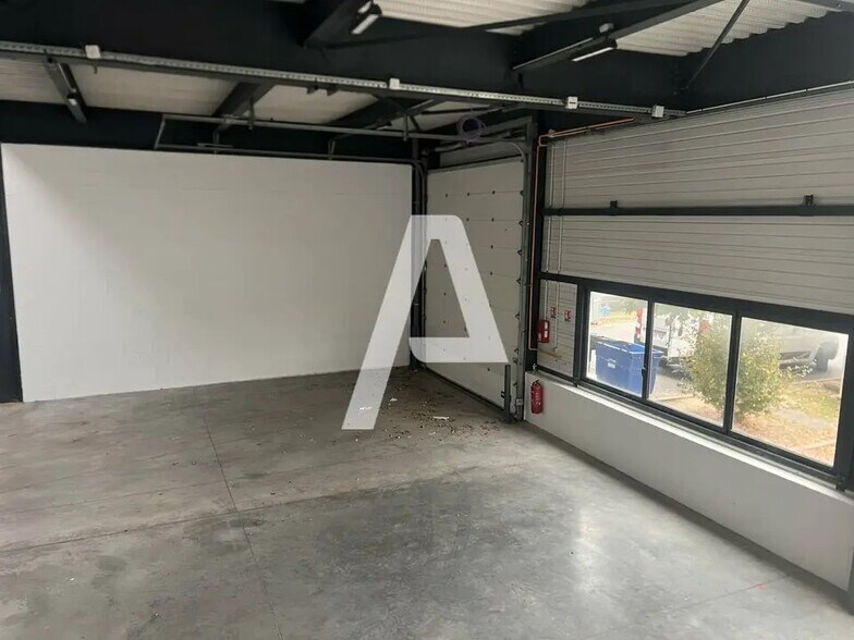 Local d’activités dans Lieusaint à louer - Photo intérieure – Image 2 sur 5