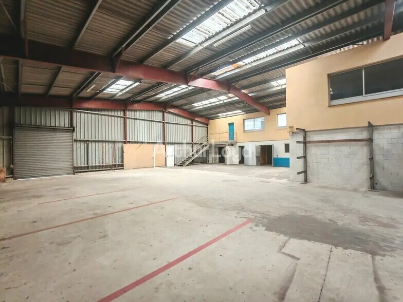 Local d’activités dans Muizon à louer - Photo de l’immeuble – Image 3 sur 12