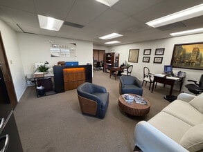 17671 Irvine Blvd, Tustin, CA à louer Photo intérieure– Image 2 sur 7