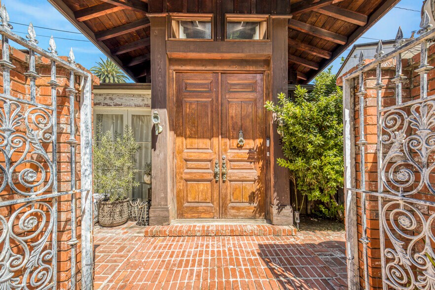 1276 N Sweetzer Ave, West Hollywood, CA à vendre - Photo de l’immeuble – Image 2 sur 51