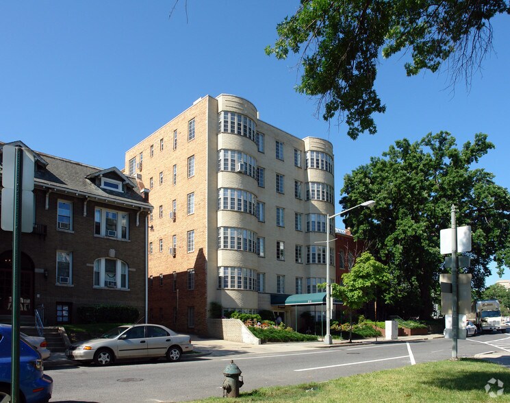 215 Constitution Ave NE, Washington, DC à vendre - Photo de l’immeuble – Image 2 sur 15