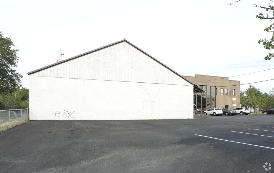 405 Blair Rd, Avenel, NJ à louer - Photo de l’immeuble – Image 2 sur 6
