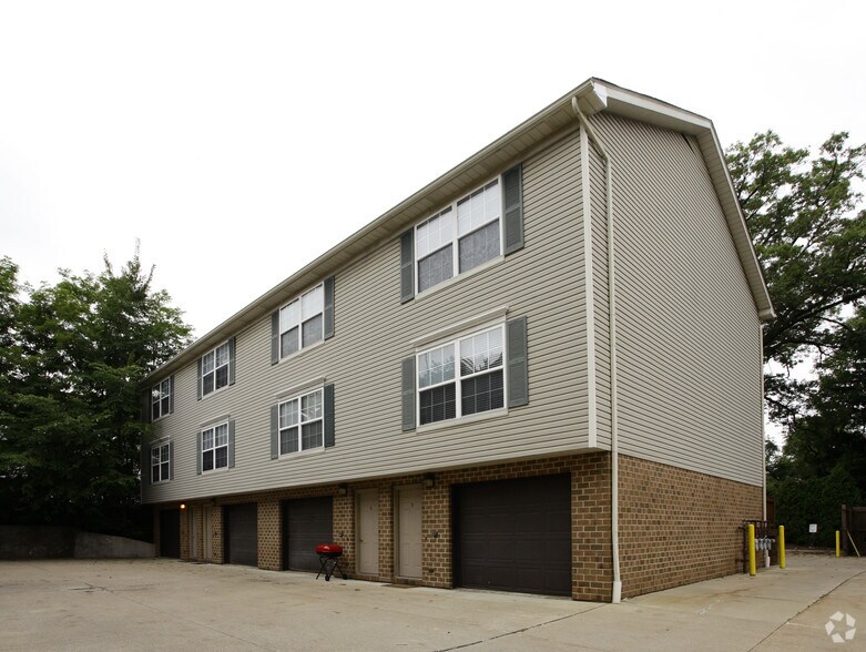 1041 Clyde Ave, Cuyahoga Falls, OH à vendre - Photo de l’immeuble – Image 2 sur 2