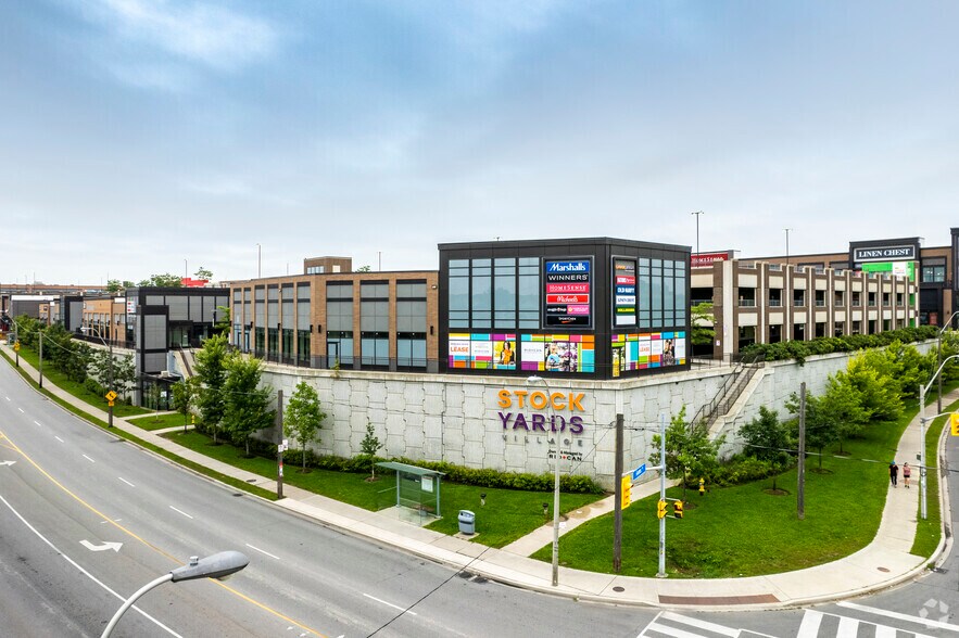 2100 Saint Clair Ave, Toronto, ON à louer - Photo principale – Image 2 sur 17