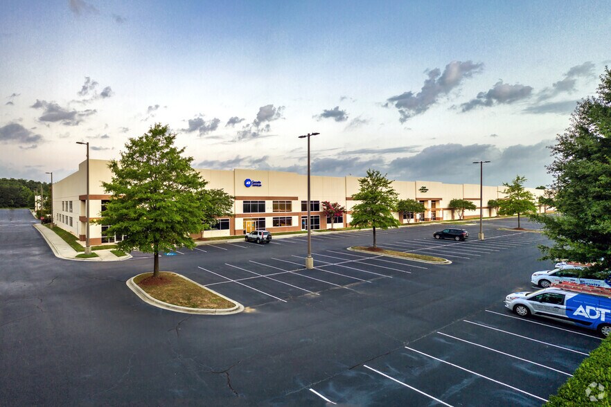 2530 Whitehall Park Dr, Charlotte, NC à louer - Photo de l’immeuble – Image 3 sur 7