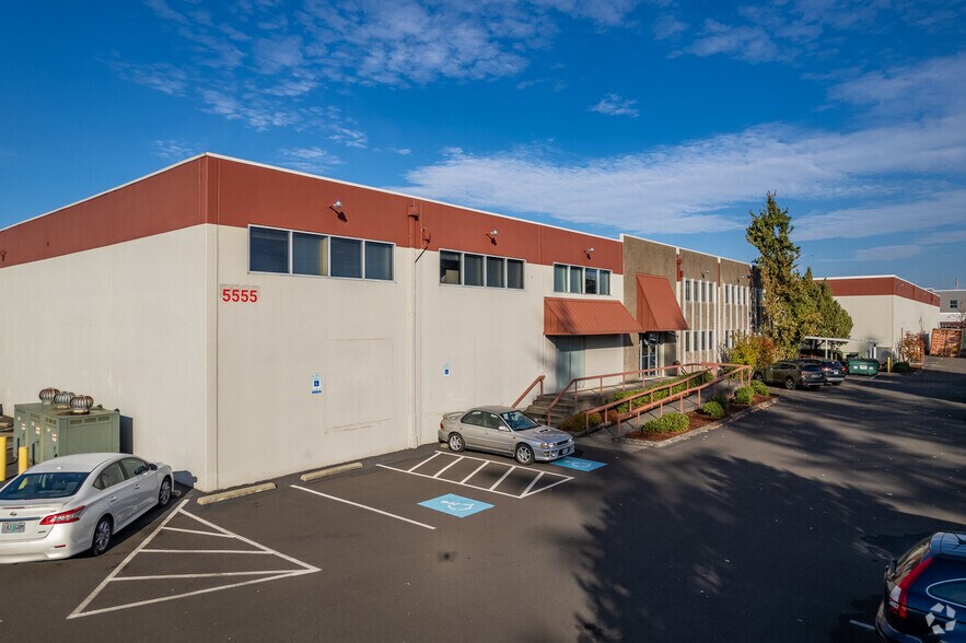 5555 SW 107th Ave, Beaverton, OR à louer - Photo de l’immeuble – Image 2 sur 6