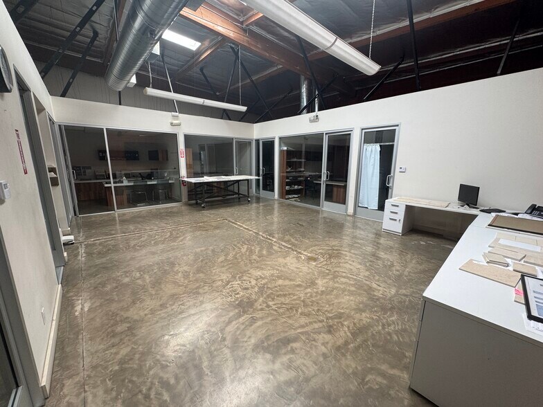 8456 San Fernando Rd, Sun Valley, CA à louer - Photo de l’immeuble – Image 3 sur 11