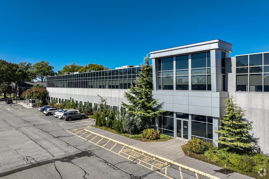 60-15 Little Neck Pky, Little Neck, NY à louer - Photo de l’immeuble – Image 3 sur 17