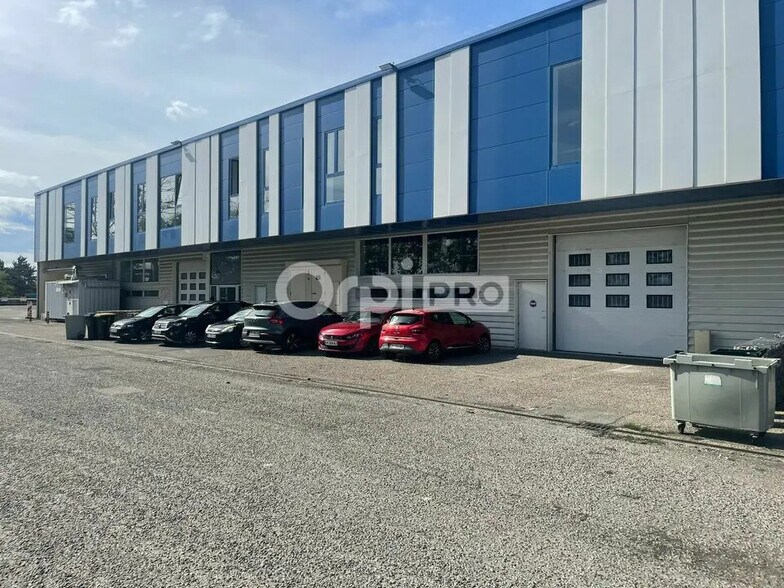 Local d’activités dans Caluire-et-Cuire à louer - Photo principale – Image 1 sur 1