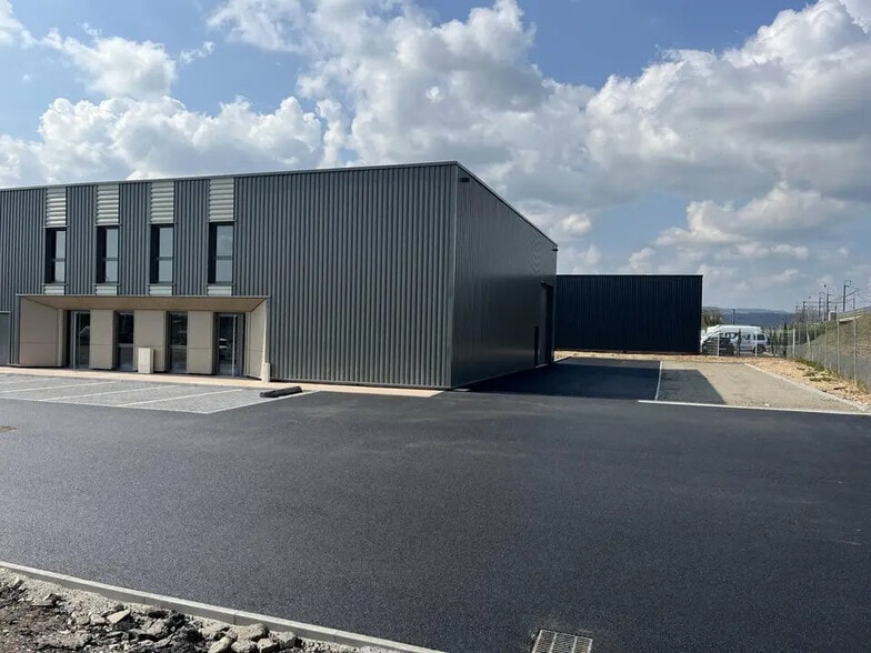 Local d'activités dans Varennes-lès-Mâcon à vendre - Photo de l’immeuble – Image 3 sur 4