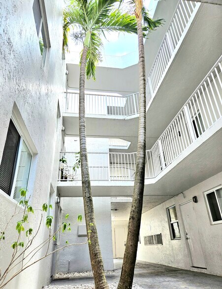 1840 S Glades Dr, North Miami Beach, FL à vendre - Photo de l’immeuble – Image 2 sur 4