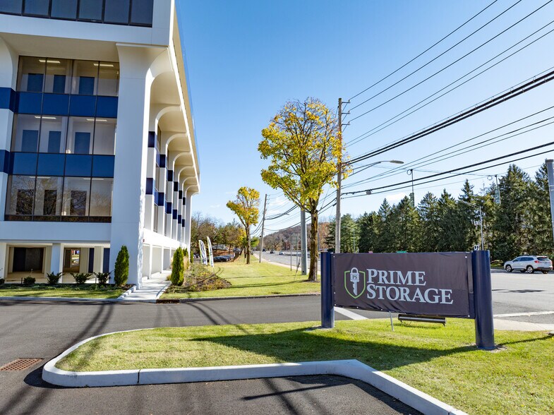555 White Plains Rd, Tarrytown, NY à louer - Photo de l’immeuble – Image 3 sur 3