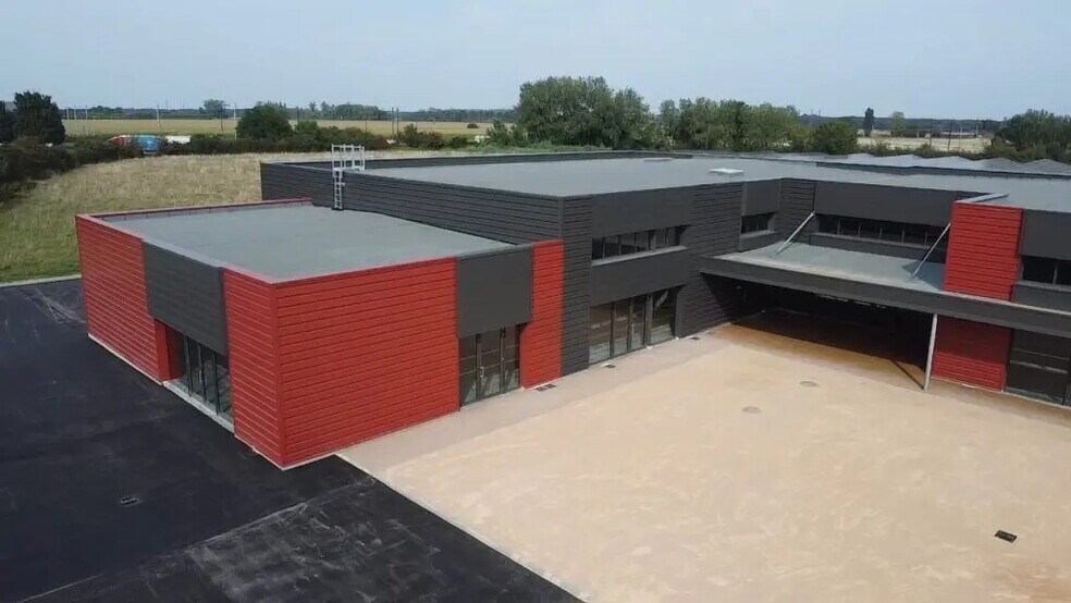 Local d’activités dans Sennecey-le-Grand à louer - Photo de l’immeuble – Image 3 sur 5