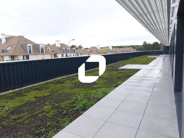 Bureau dans Plaisir à louer - Photo de l’immeuble – Image 2 sur 12