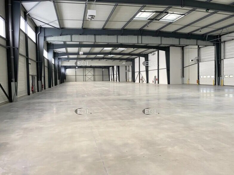 Local d’activités dans Saint-Priest à louer - Photo de l’immeuble – Image 2 sur 5