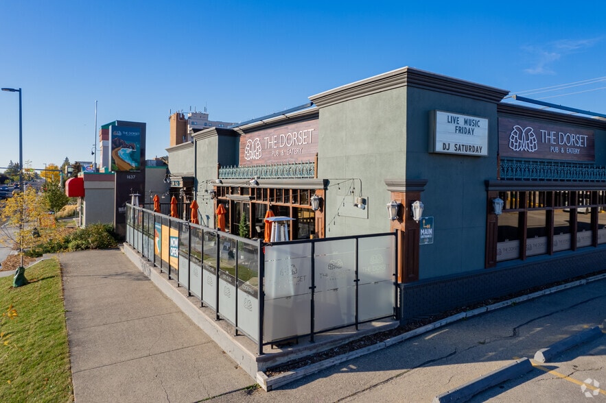 1637 37th St SW, Calgary, AB à vendre - Photo de l’immeuble – Image 2 sur 4