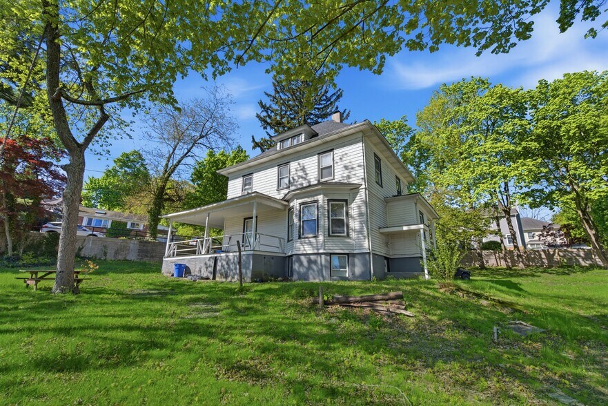 17 Crescent Dr, Huntington, NY à vendre - Photo de l’immeuble – Image 3 sur 6