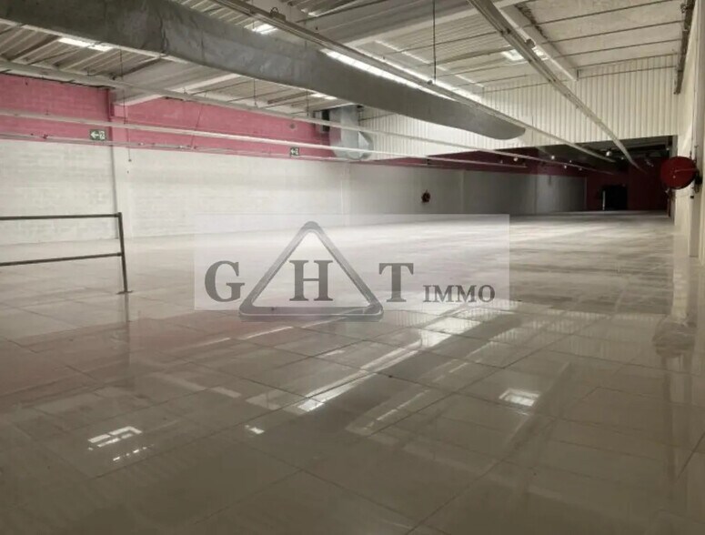Industriel/Logistique dans Maurepas à louer - Photo de l’immeuble – Image 2 sur 3