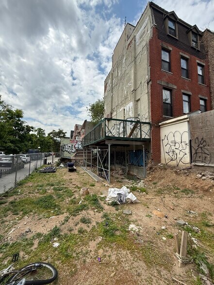24 Patchen Ave, Brooklyn, NY à vendre - Photo de l’immeuble – Image 1 sur 4