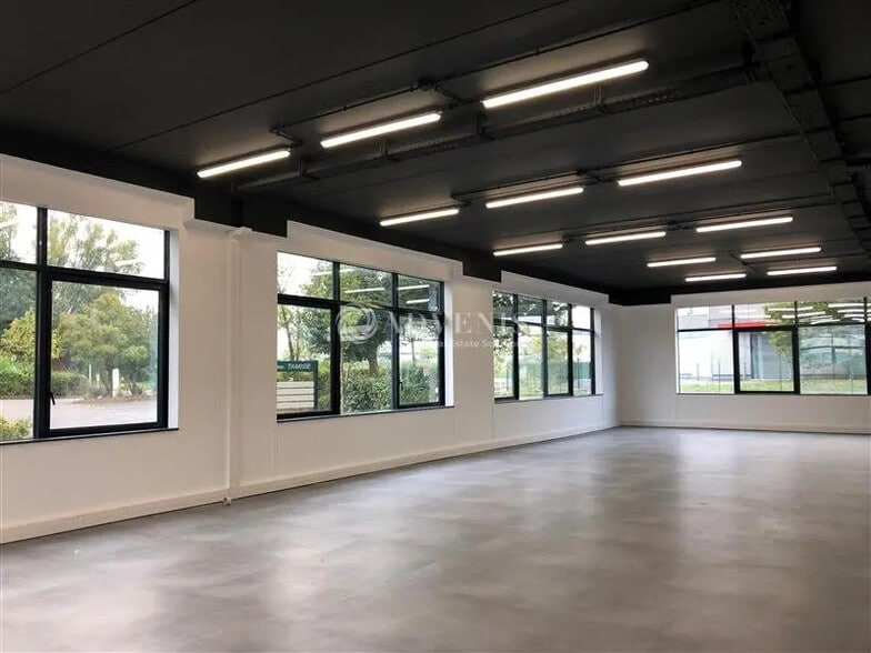 Bureau dans Trappes à louer - Photo de l’immeuble – Image 2 sur 6