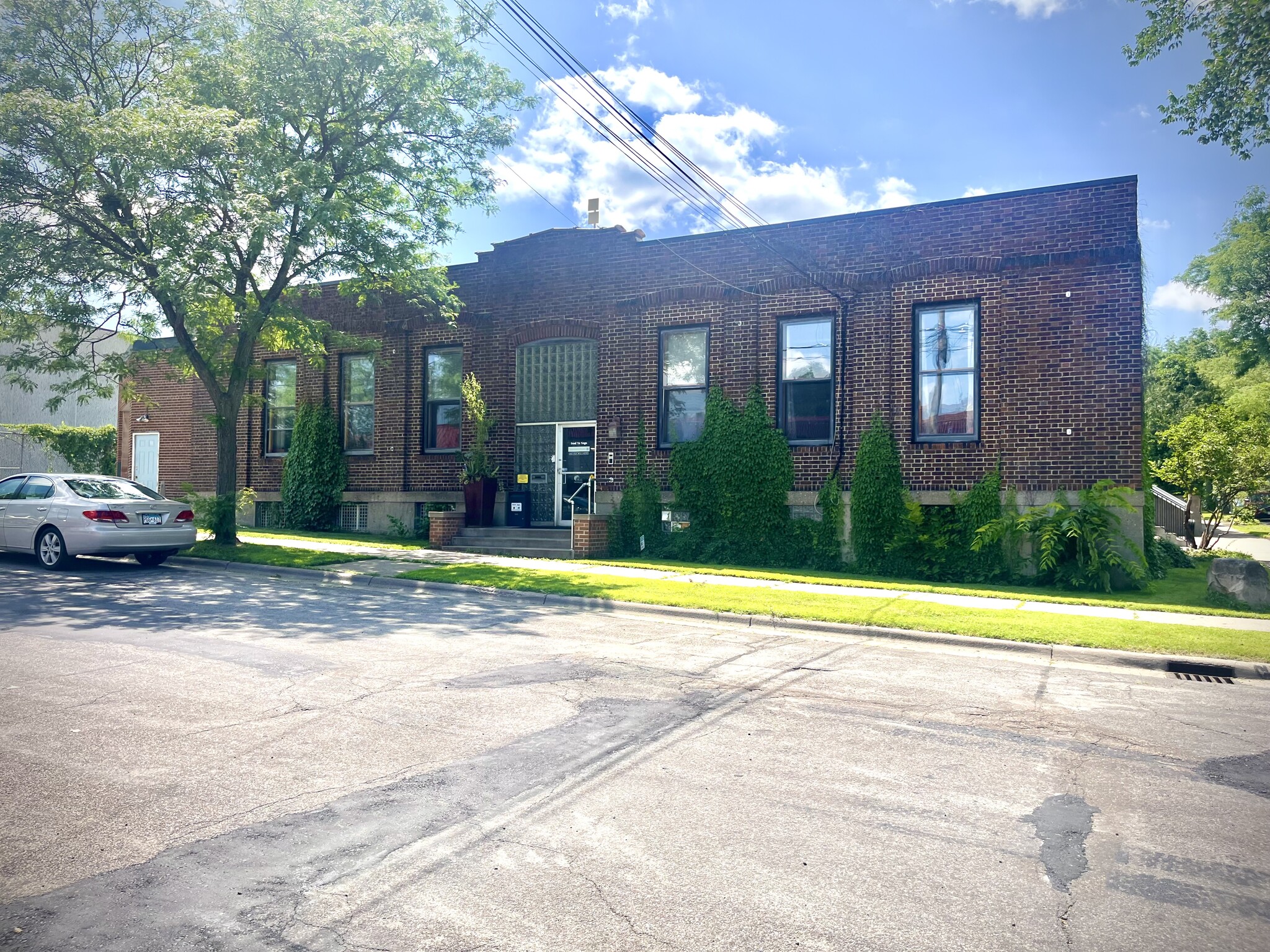 1828 NE Jefferson St, Saint Anthony, MN à louer Photo de l’immeuble– Image 1 sur 10