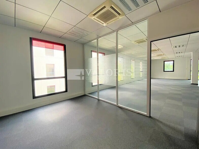 Bureau dans Saint-Priest à louer - Photo de l’immeuble – Image 3 sur 11