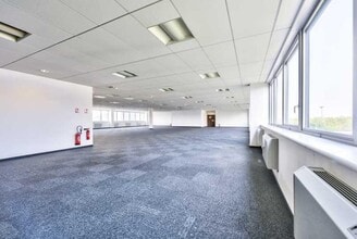 1 Avenue De Westphalie, Montigny-le-Bretonneux à louer Photo de l’immeuble– Image 2 sur 2