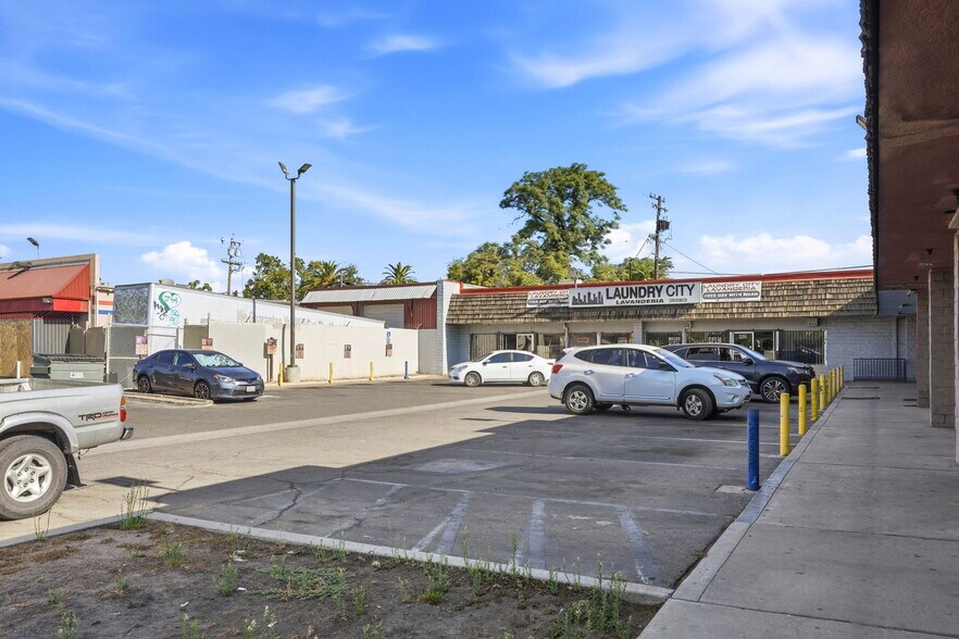 2143 E Belmont Ave, Fresno, CA à vendre - Photo de l’immeuble – Image 2 sur 5
