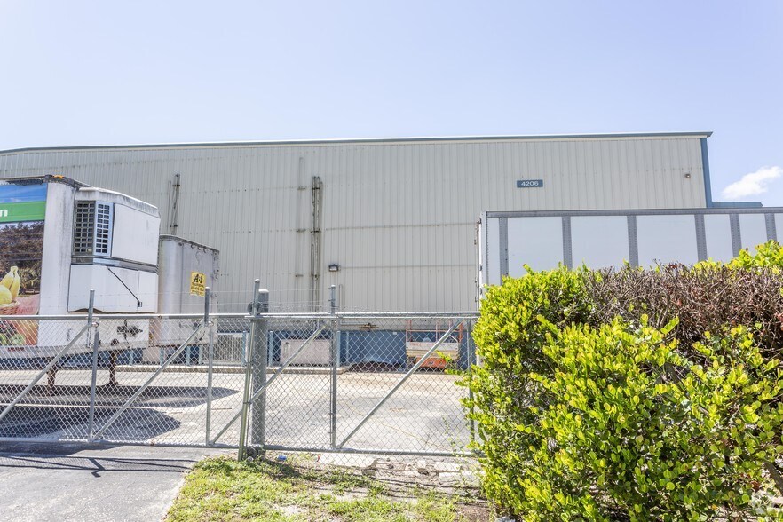 4206 Mercantile Ave, Naples, FL à louer - Photo de l’immeuble – Image 2 sur 12