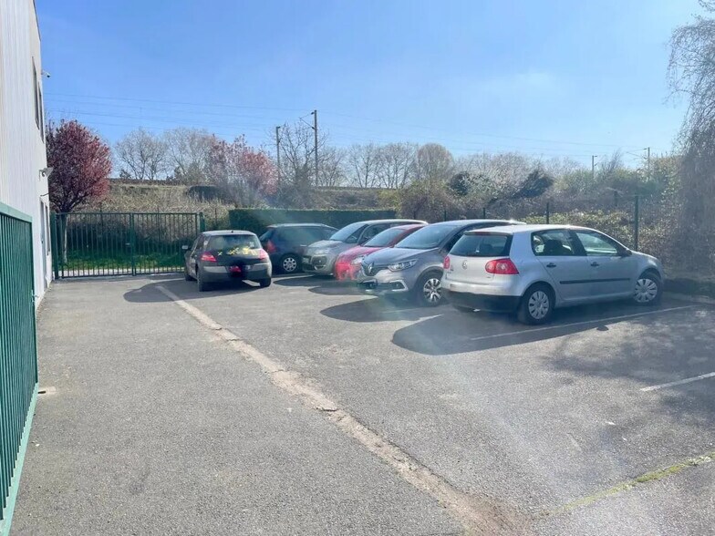 Local d’activités dans Argenteuil à louer - Photo de l’immeuble – Image 2 sur 7