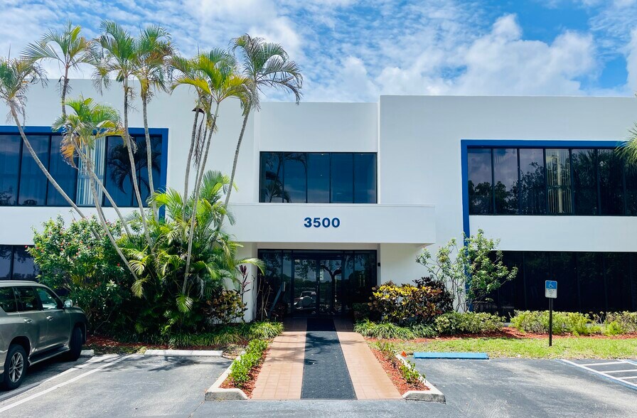 3500 Gateway Dr, Pompano Beach, FL à louer - Photo de l’immeuble – Image 3 sur 4