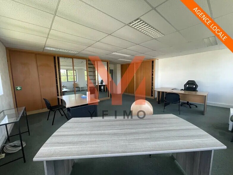 Bureau dans Poissy à louer - Photo de l’immeuble – Image 2 sur 4