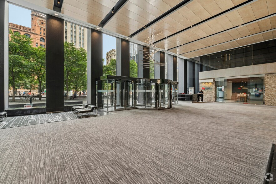 500 Pl D'armes, Montréal, QC à louer - Hall d’entrée – Image 2 sur 7
