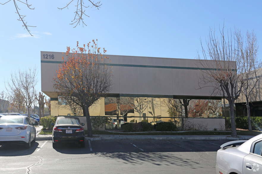 1216 W Avenue J, Lancaster, CA à louer - Photo principale – Image 2 sur 3