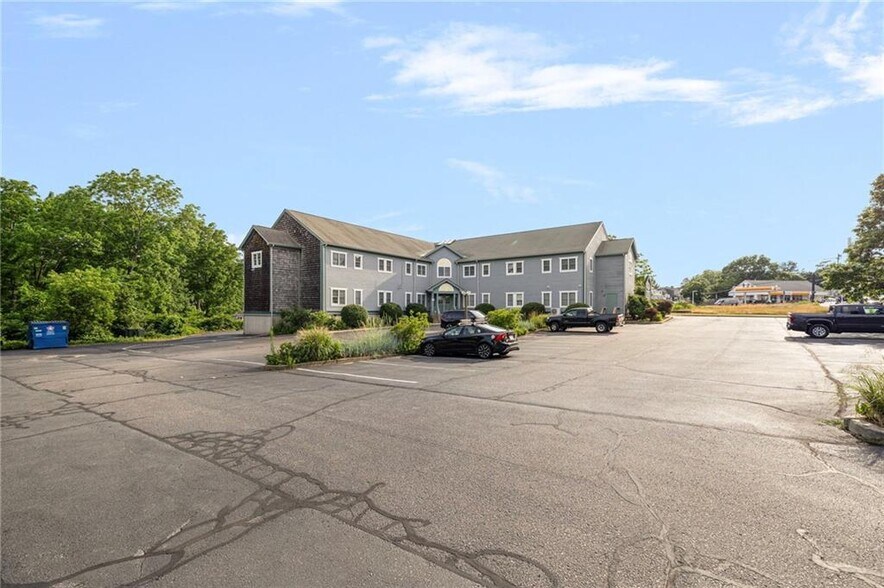 320 Phillips St, North Kingstown, RI à louer - Photo de l’immeuble – Image 1 sur 10