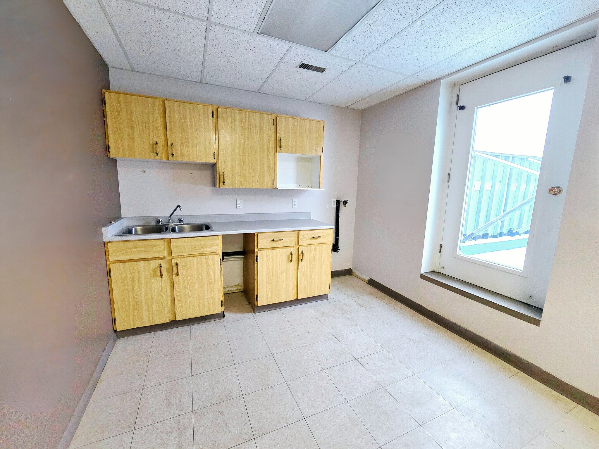 10577 109 St NW, Edmonton, AB à louer Photo de l’immeuble– Image 1 sur 6
