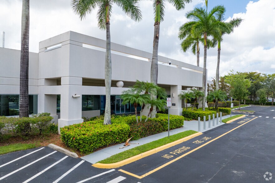 1725 N Commerce Pky, Weston, FL à louer - Photo de l’immeuble – Image 2 sur 12