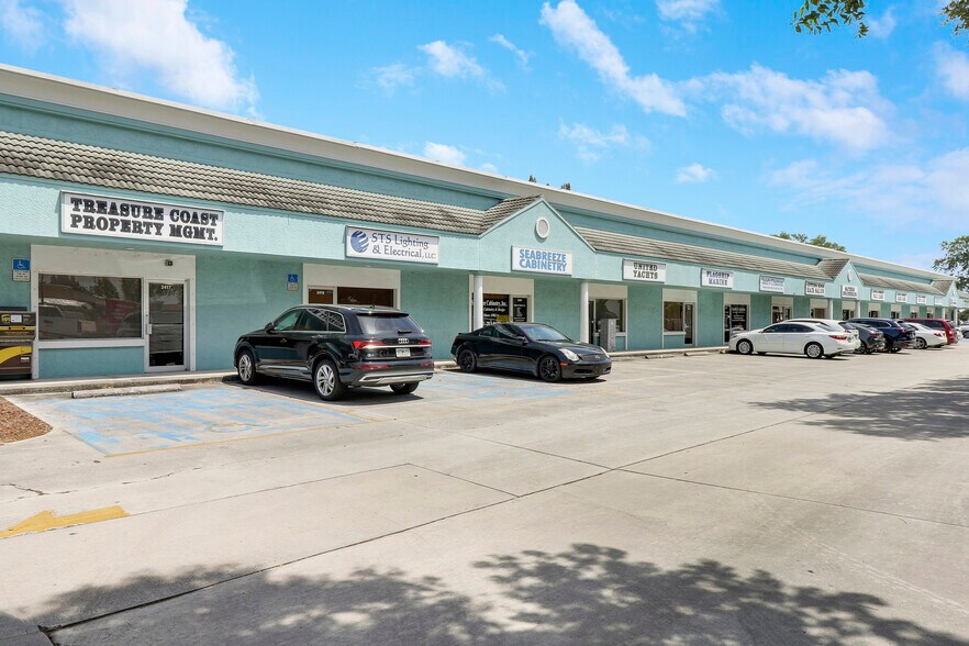 2381-2415 SE Dixie Hwy, Stuart, FL à vendre - Photo de l’immeuble – Image 1 sur 3
