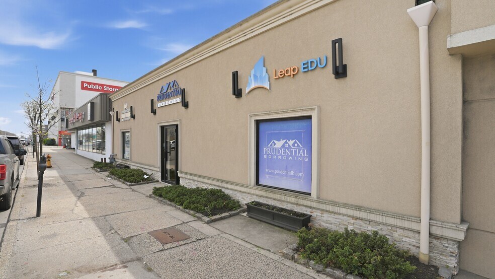 450 Sunrise Hwy, Rockville Centre, NY à vendre - Photo principale – Image 1 sur 58