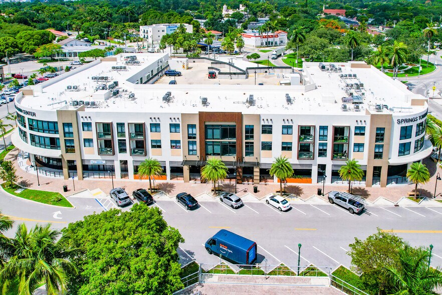 1 Curtiss Pky, Miami Springs, FL à vendre - Photo de l’immeuble – Image 3 sur 76