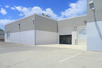 25028 Avenue Kearny, Valencia, CA à louer Photo de l’immeuble– Image 2 sur 2