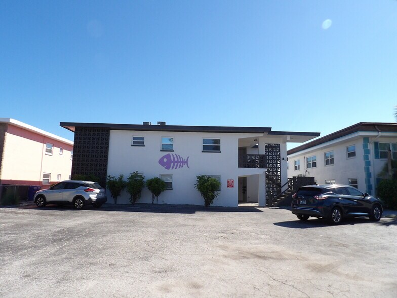 11705 3rd St E, Treasure Island, FL à vendre - Photo de l’immeuble – Image 2 sur 24