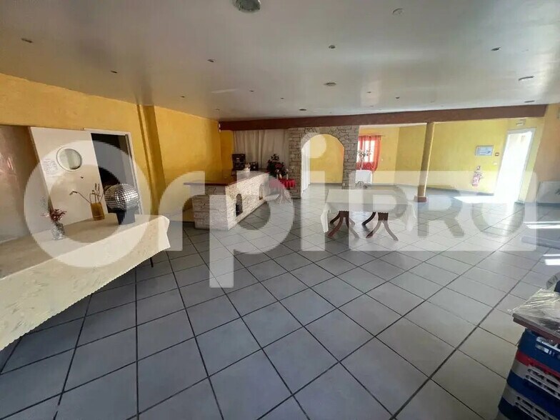 Local d'activités dans Saint-Michel-sur-Orge à vendre - Photo de l’immeuble – Image 3 sur 10