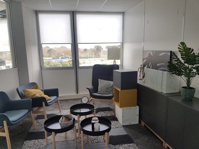 21 Avenue De Canteranne, Pessac à louer - Photo de l’immeuble – Image 3 sur 8