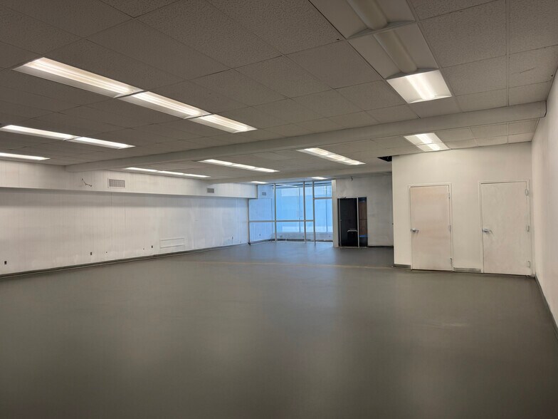 499 Ernston Rd, Parlin, NJ à louer - Photo de l’immeuble – Image 3 sur 4